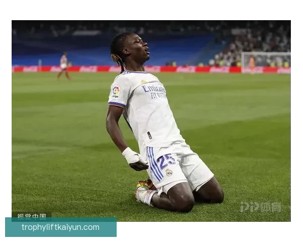 卡马文加近期战术适应表现稳健，为球队提供更多灵活性助力进攻