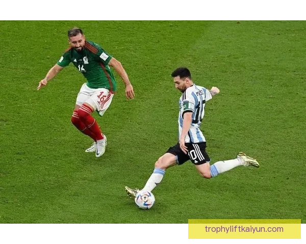 足球明星赛场风采：摄影镜头下的高光时刻